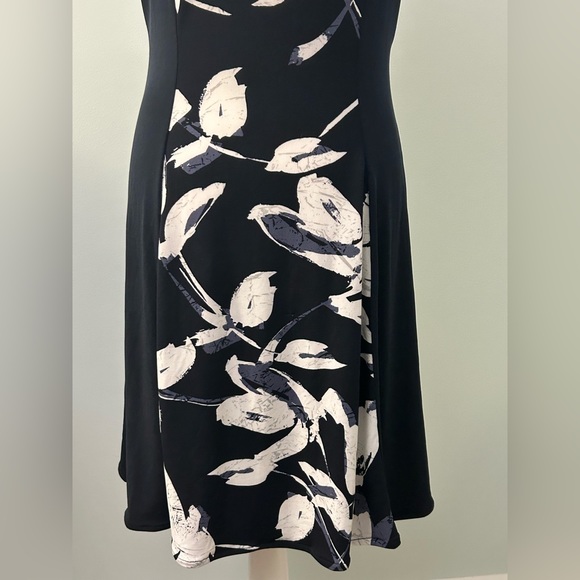 Banana Republic Blue and White Floral Sleeveless Dress - Picture 4 of 12